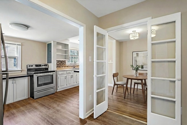 Building Photo - ADORABLE RENOVATED COTTAGE IN SANDSTON