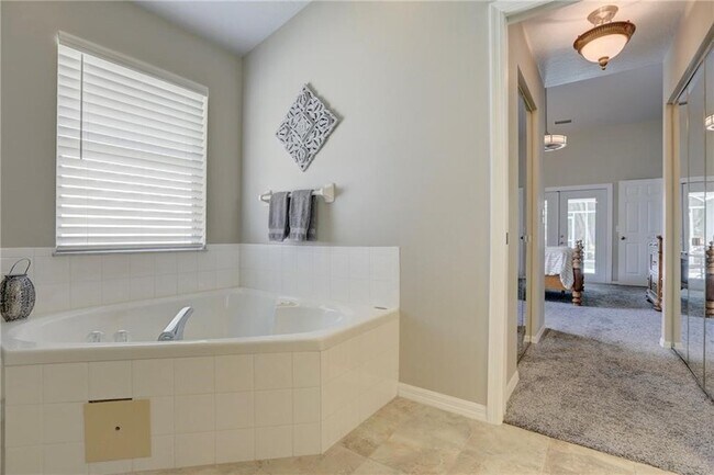 Building Photo - 562 Rolling Hill Dr