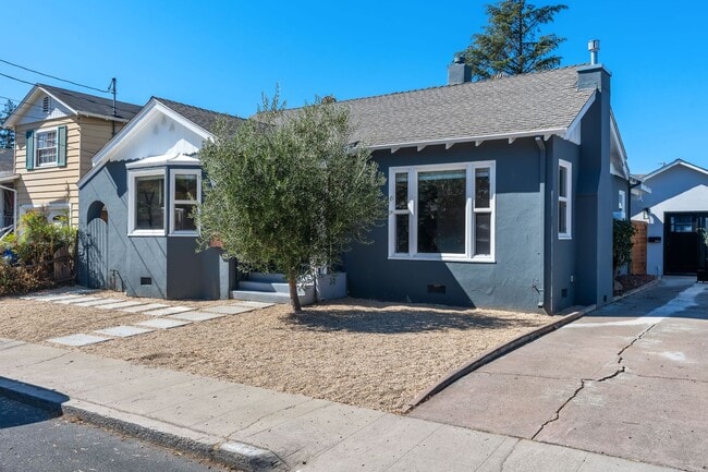 Building Photo - Charming Updated 2 bed, 2 bath Home near D...