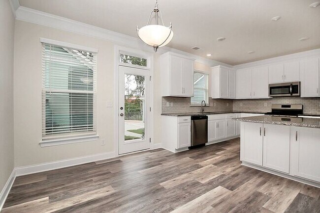 Building Photo - Stunning 3BD/2.5BA Townhome Minutes from Historic Belmont!