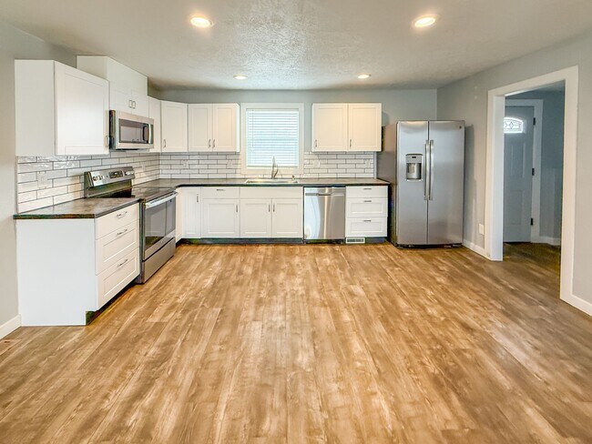 Building Photo - Cozy Single-Family Home with large yard in Caldwell