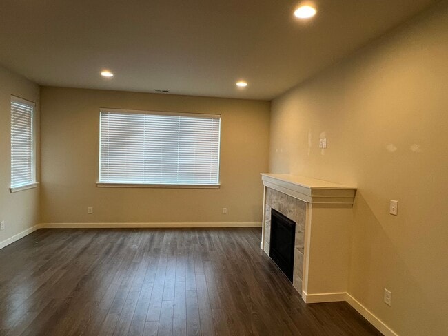 Building Photo - Amazing Puyallup Home waiting for you!