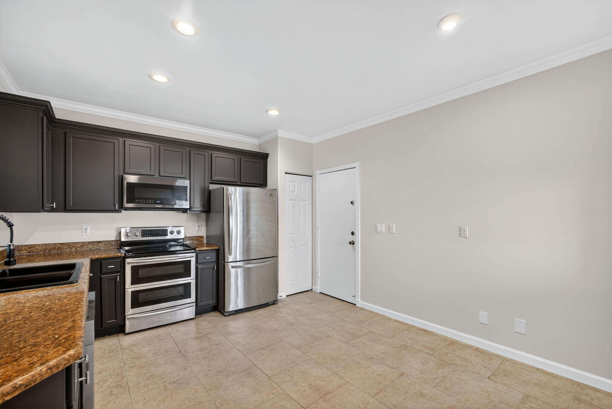 Building Photo - 2213 Oakmont Dr