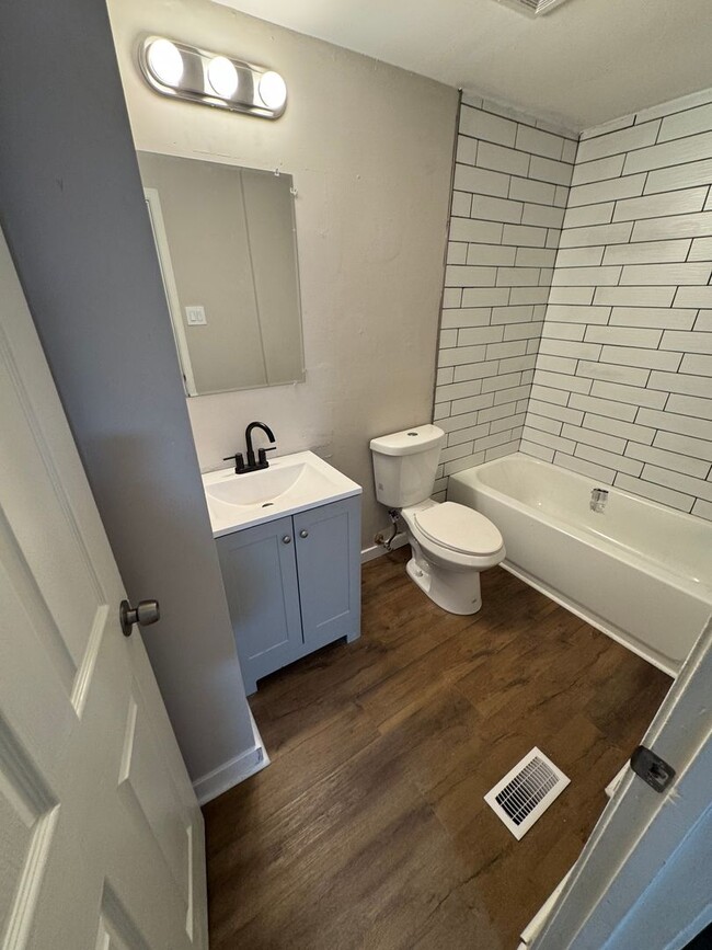 Building Photo - Townhome features 3 bedrooms and 1.5 bathr...