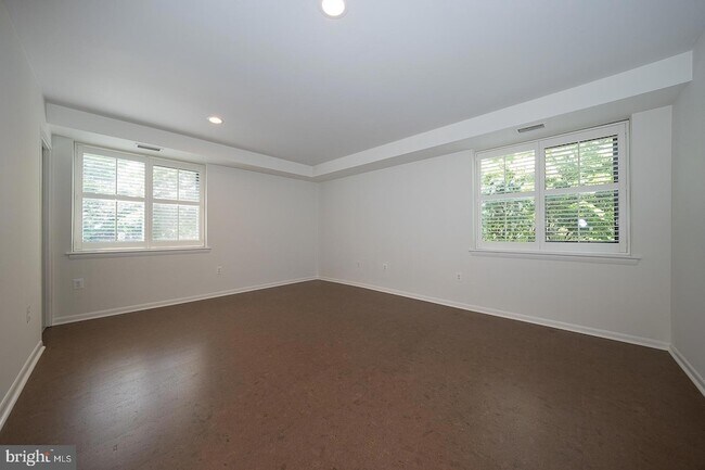 Building Photo - 1640 Oakwood Dr