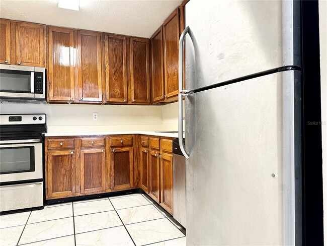 Building Photo - 4010 Versailles Dr