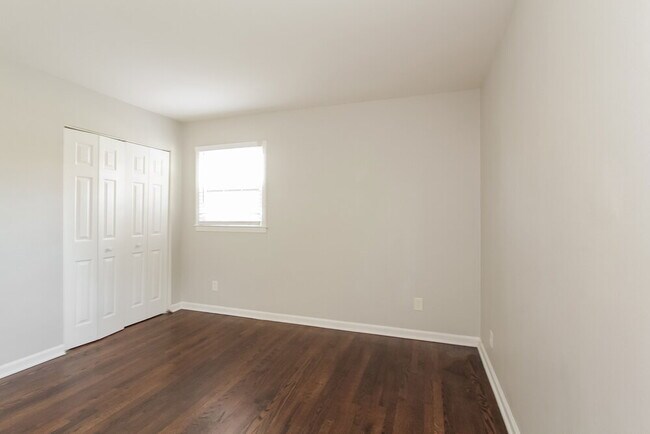 Building Photo - 528 W Arrowood Rd