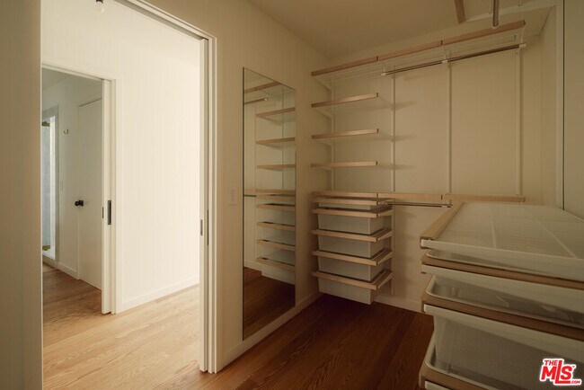 Building Photo - 914 Bienveneda Ave