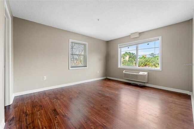 Building Photo - 406 S Cedar Ave
