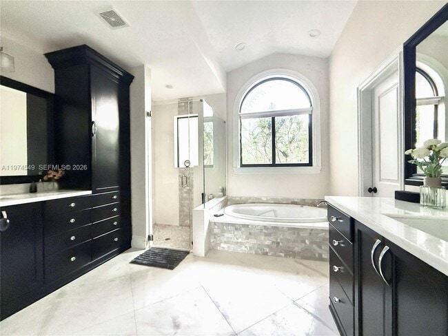 Building Photo - 400 Alexandra Cir