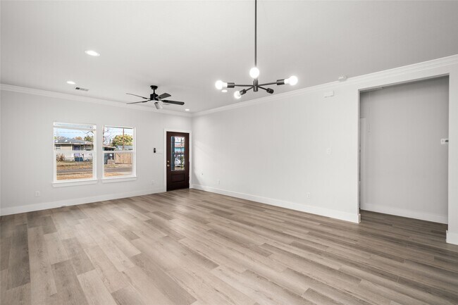 Building Photo - 8056 Meadowbrook Dr