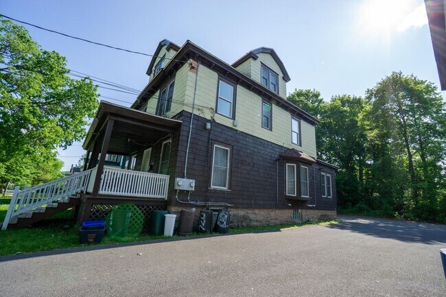Building Photo - Newly renovated 3 bedroom apartment close ...