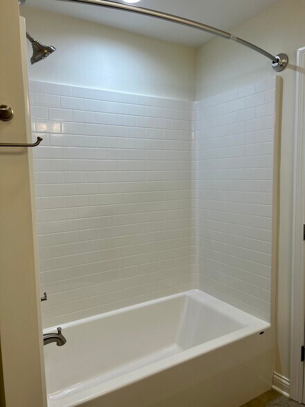 Building Photo - 208 Fairway Ln