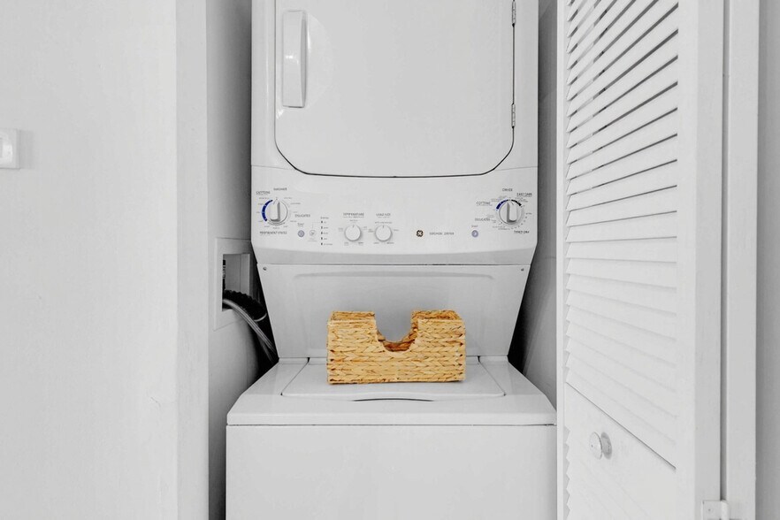 Building Photo - 2602 E Hallandale Beach Blvd