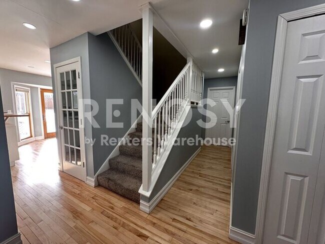 Building Photo - 5 Bedroom 3 Bathroom Single Family Home in Burnsville