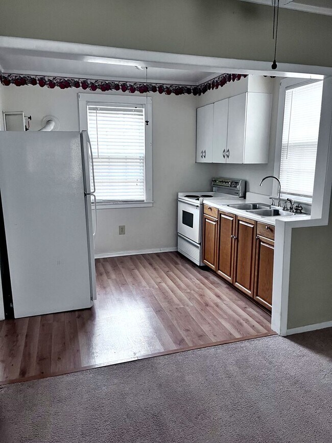 Building Photo - Two Bedroom, Spacious Apartment