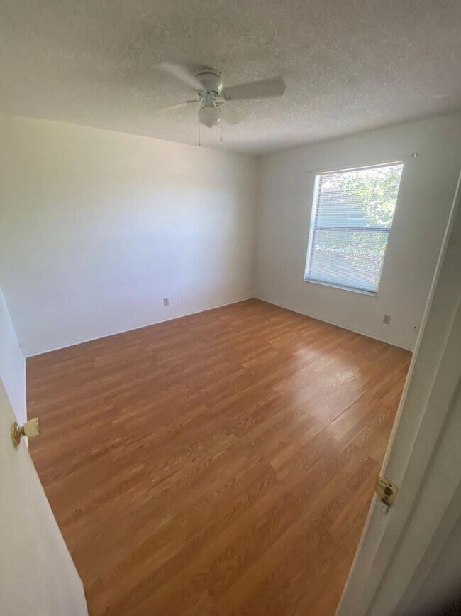 Building Photo - Great 2 bedroom 2 bath condo with screened...