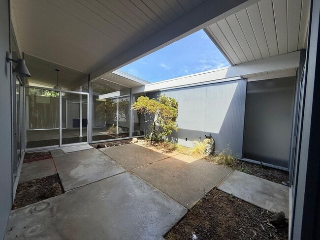 Building Photo - BEAUTIFULLY MAINTAINED EICHLER-STYLE HOME IN DESIRABLE LUCAS VALLEY WITH HOA POOL AND TENNIS COURTS
