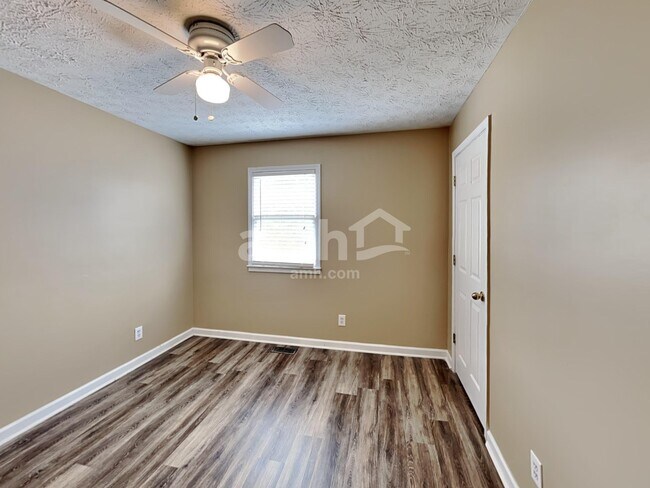 Building Photo - 1005 Whispering Woods Dr