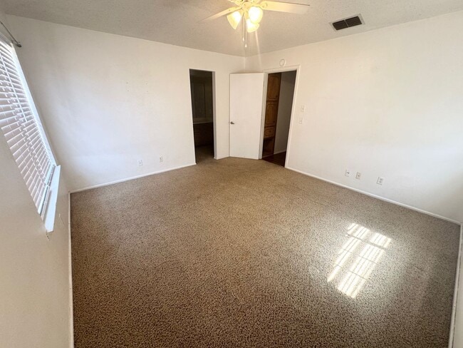 Building Photo - 3 Bed 2 Bath Ready To Rent ASAP!