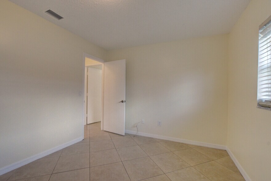 Building Photo - 10870 Eureka St