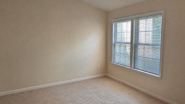 Building Photo - Spacious townhome
