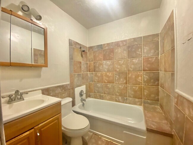 Building Photo - 2 bed 2 bath near Texas Tech University now available