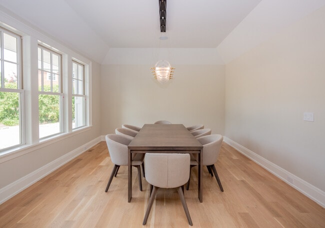 Building Photo - 126 Somerset Ave