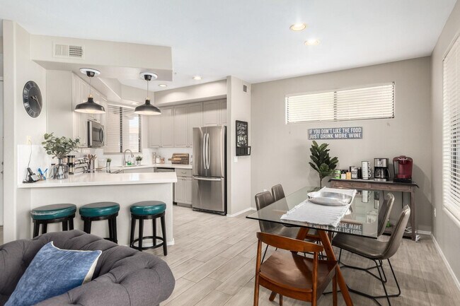 Building Photo - 705 W Queen Creek Rd