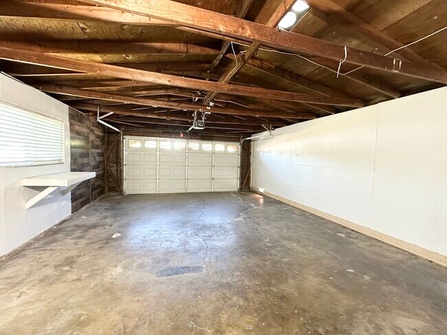 Building Photo - Beautiful three bedroom two bath home in Roseville!!