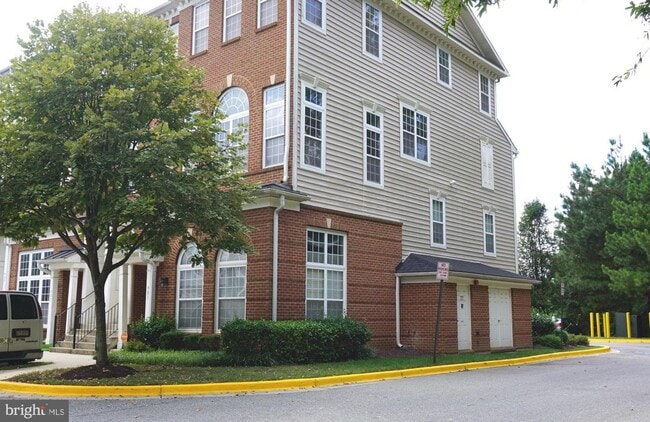 Building Photo - Beautiful Condohome at Watkins Place