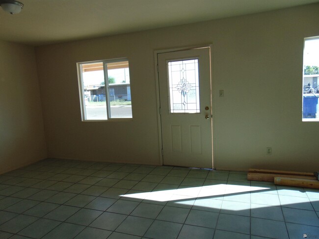 Building Photo - 2070 E La Mesa St
