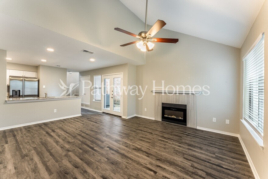 Building Photo - 920 Fairbanks Cir