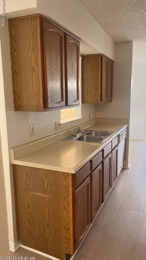 Building Photo - 6804 S Creek Dr