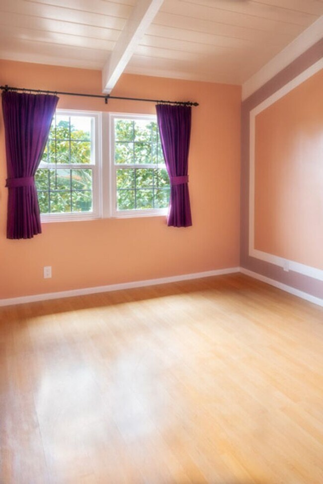 Building Photo - Spacious & Bright 3 Bedroom End Unit Condo in Prime Location