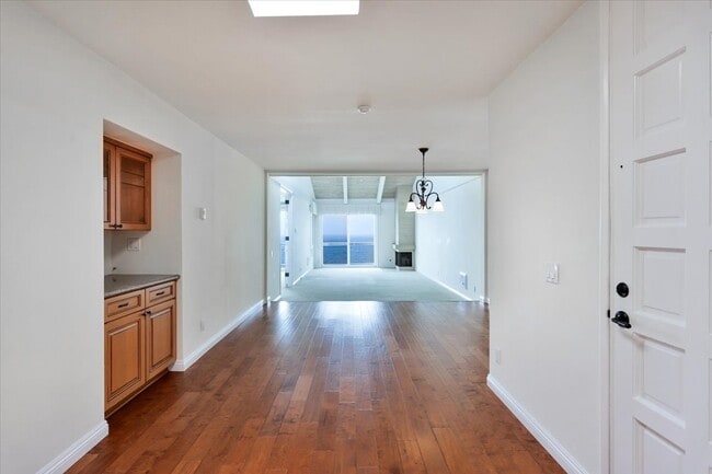 Building Photo - 575 Esplanade