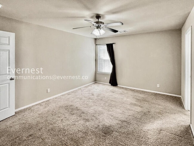 Building Photo - 3 Bed/2 Bath Home with Fenced Yard & Garage / Pet-Friendly / Available Soon!