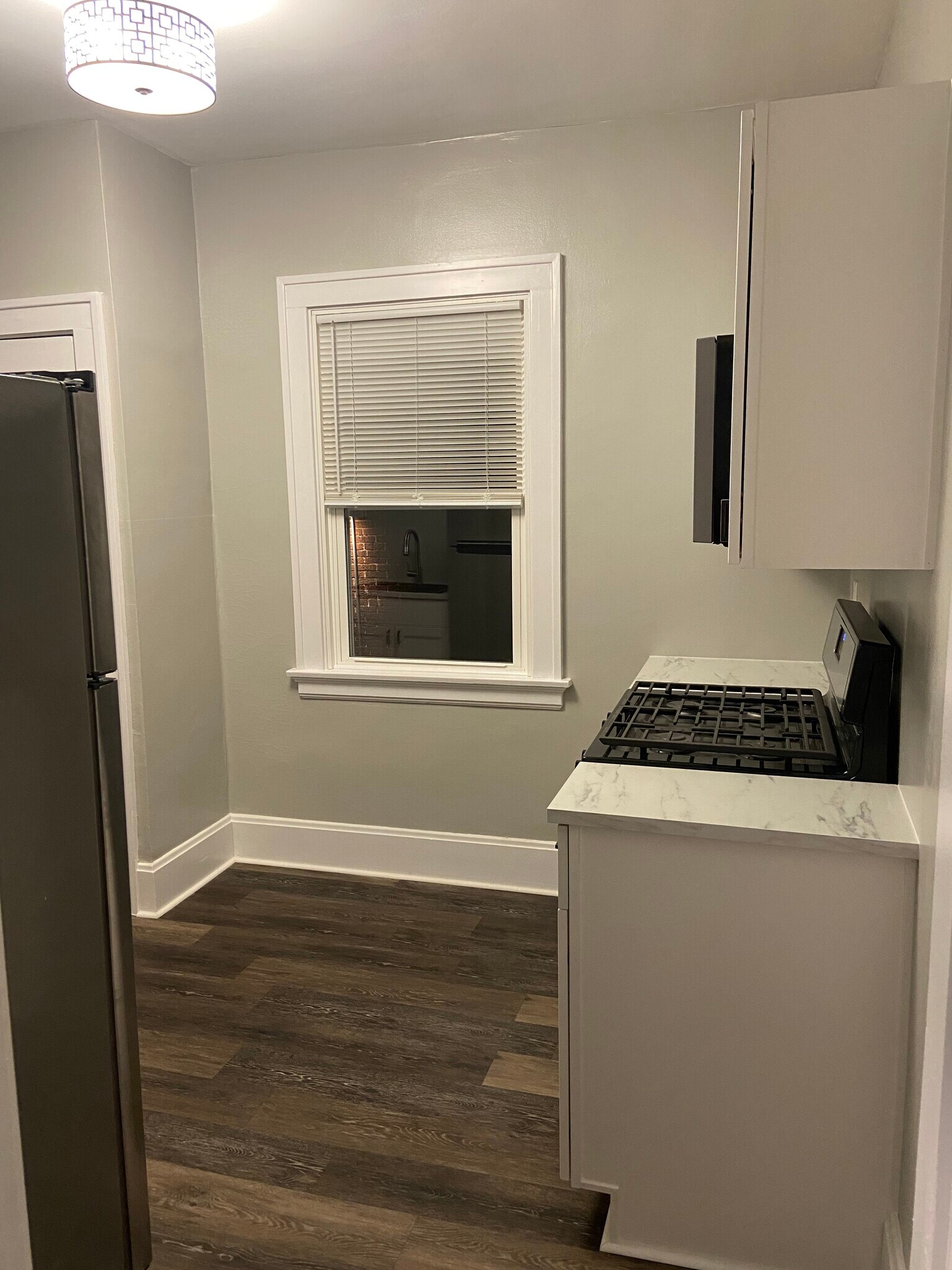 Building Photo - 2112 Cathedral Ave