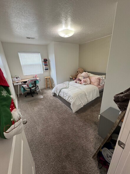 Building Photo - 822 N 1120 E