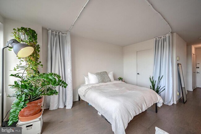 Building Photo - 1330 New Hampshire Ave NW