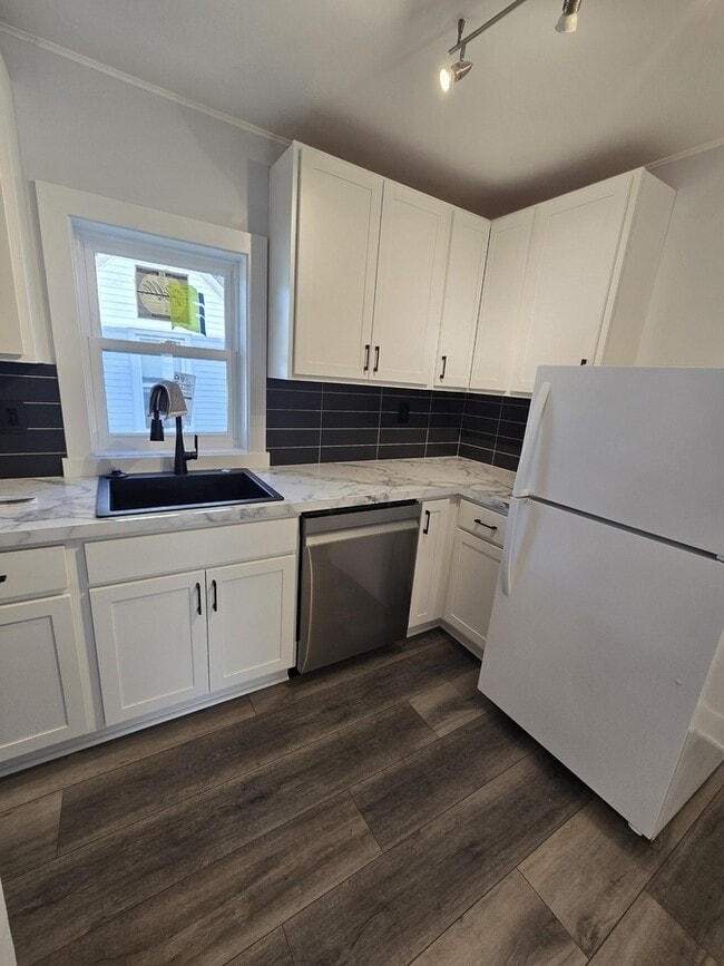 Building Photo - 246 W 14th St