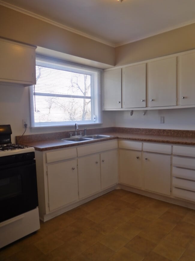 Building Photo - 3 Bed, 1.5 Bath Fenced Pets Allowed