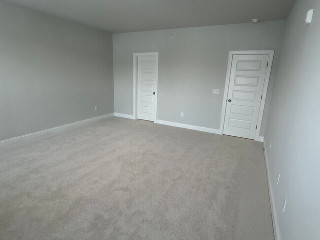 Building Photo - Luxury Condo in Raleigh - 3 beds|2.5 baths...