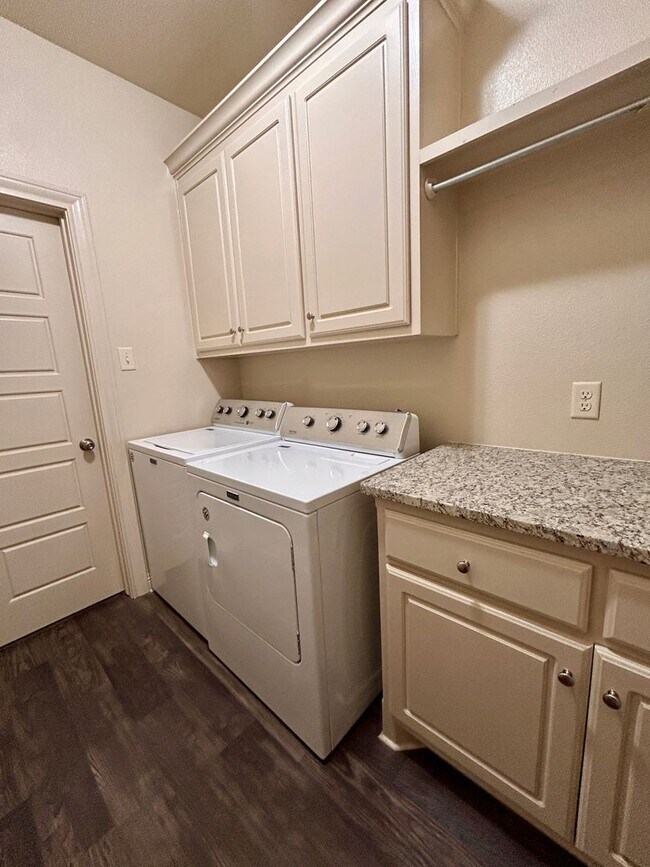 Building Photo - 3 Bed 2 Bath Mid Term Rental