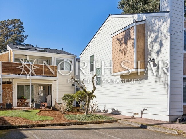 Building Photo - Remodeled Condo in the Heart of Old Town Lake Oswego