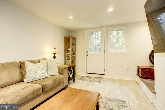 Building Photo - 430 Poplar St