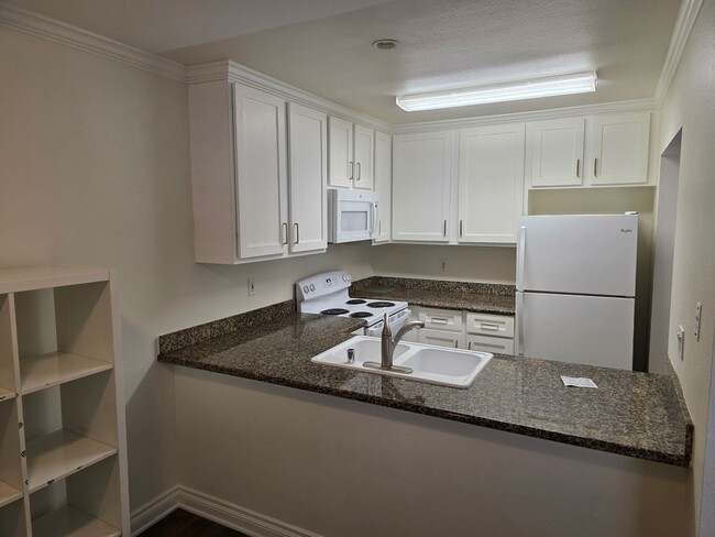 Building Photo - **Special** Renovated upstairs 2 bedroom 2...