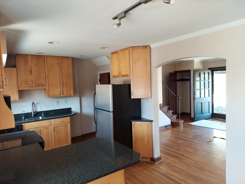 Kitchen and Living ROom - 1579 Grandview Ave