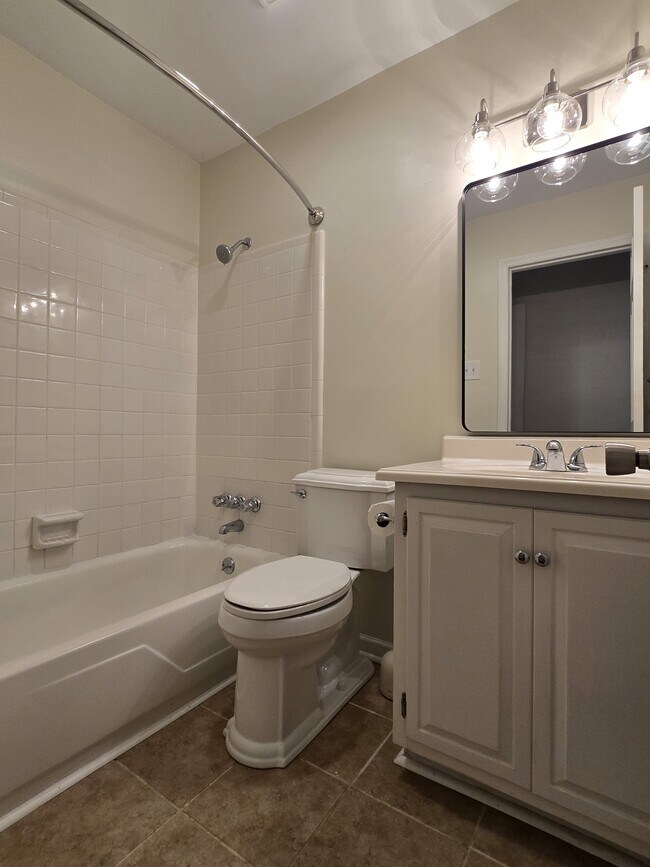 Building Photo - 3703 Hickory Hill Dr