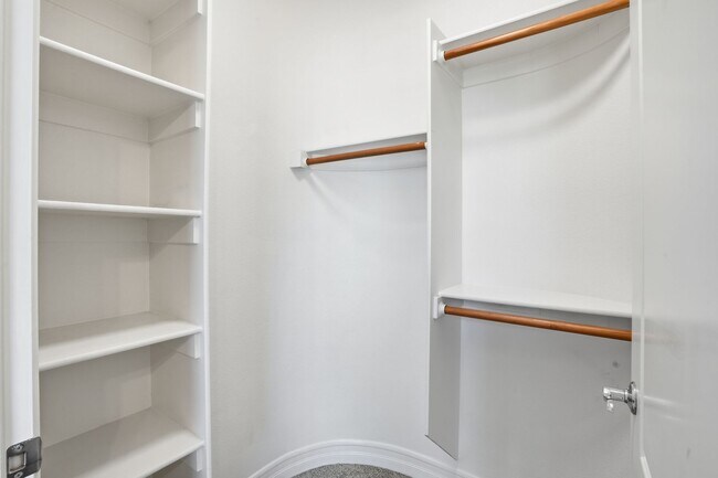 Building Photo - Beautifully upgraded 1 Bdrm, 1 Bath w/larg...